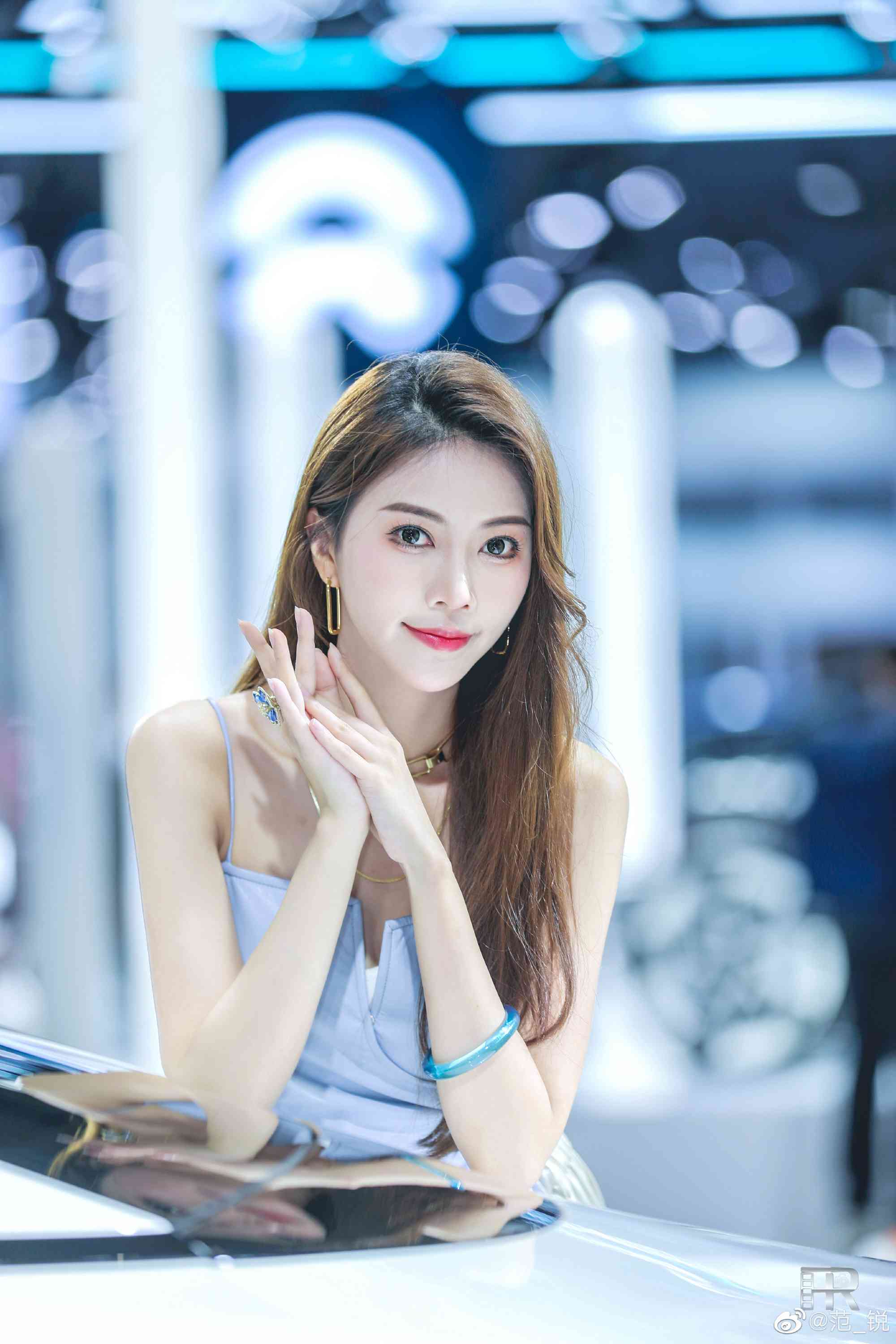高挑有型美女车模吊带香肩套图