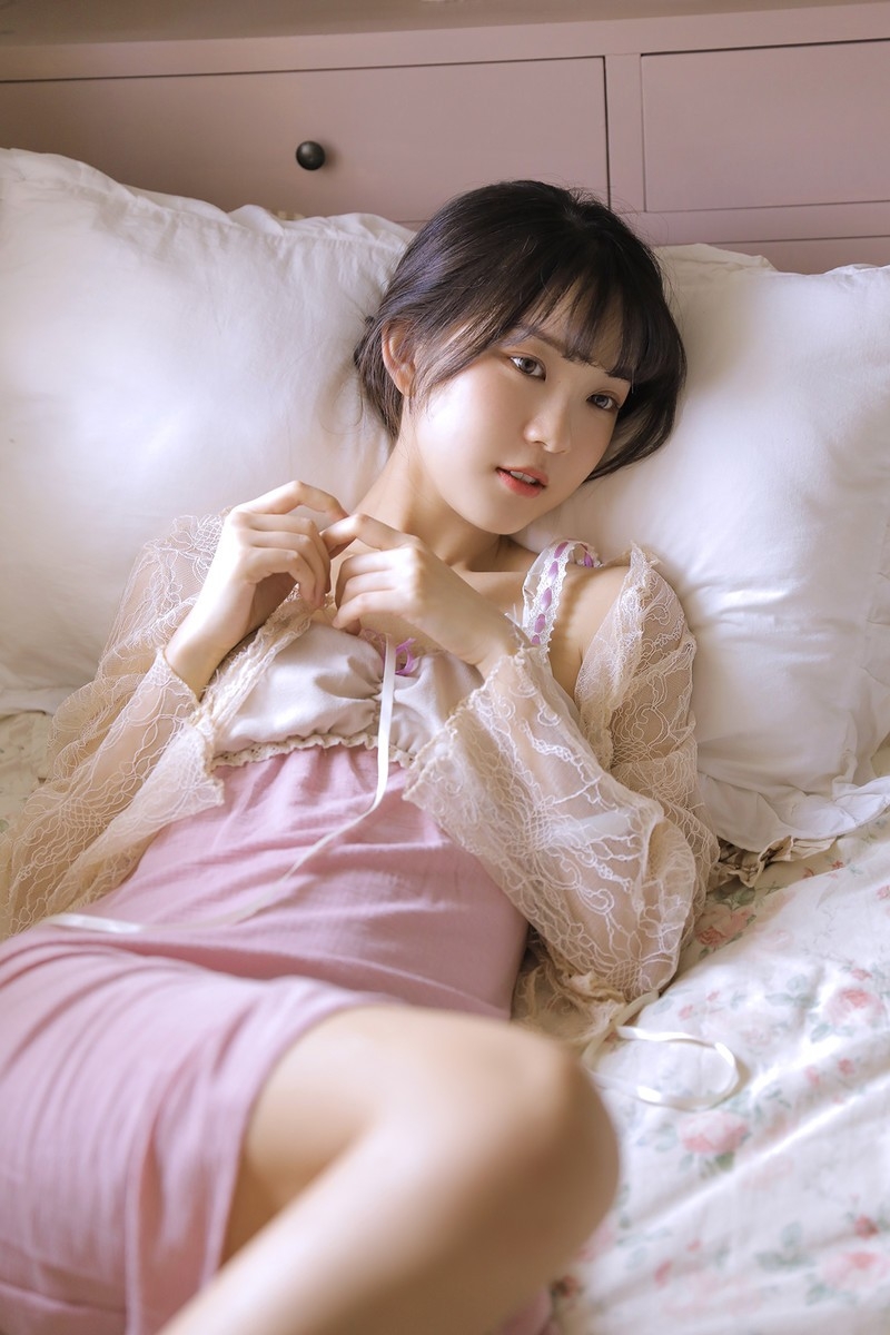 清纯妹子蕾丝吊带睡衣少女人体娇嫩白皙性感美女诱惑图