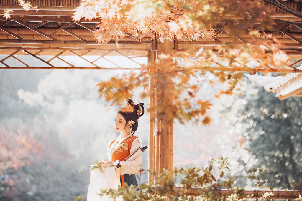 庭院中的汉服美女国色天香图片