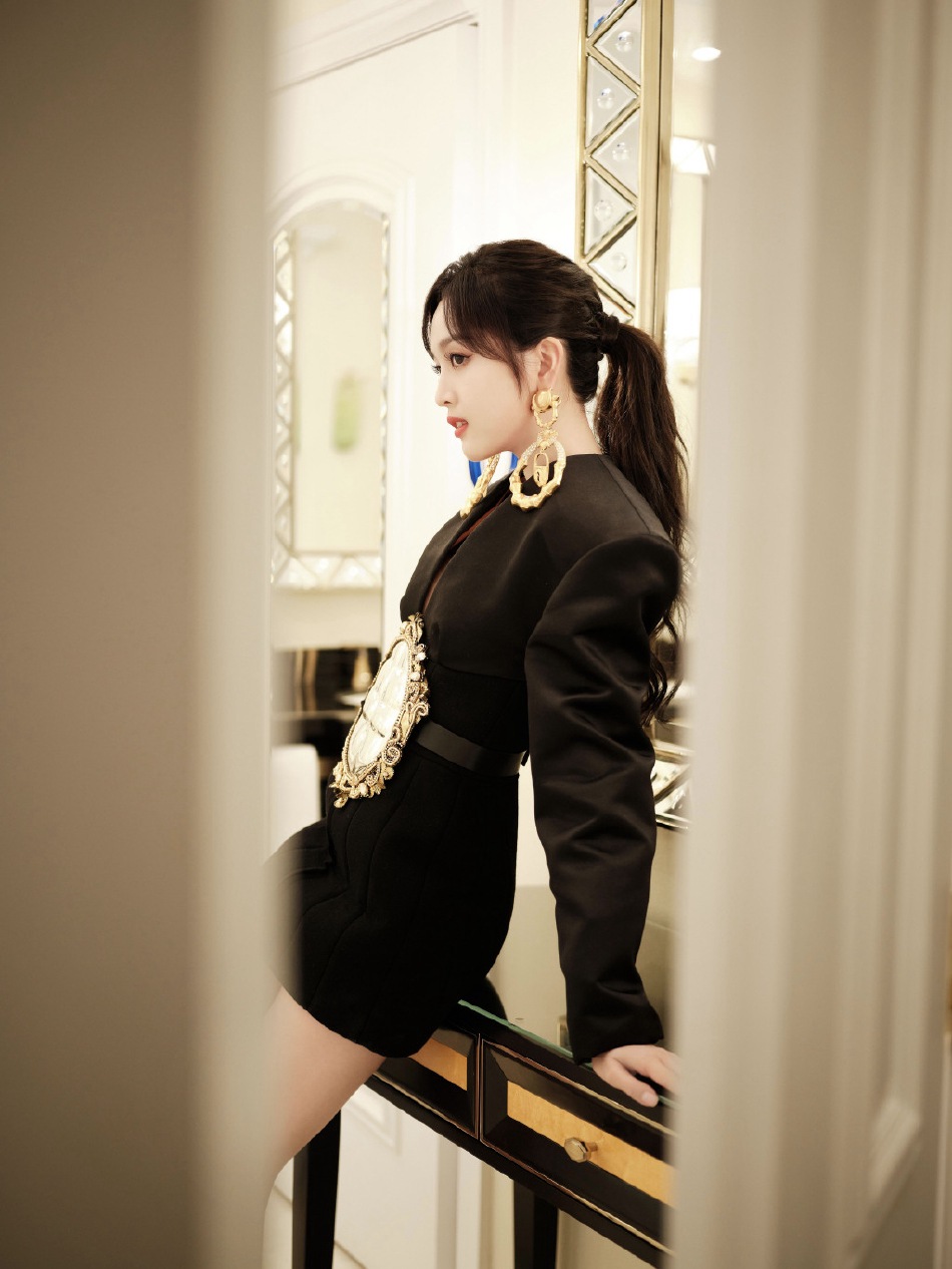 吴宣仪全黑造型又美又飒写真美照