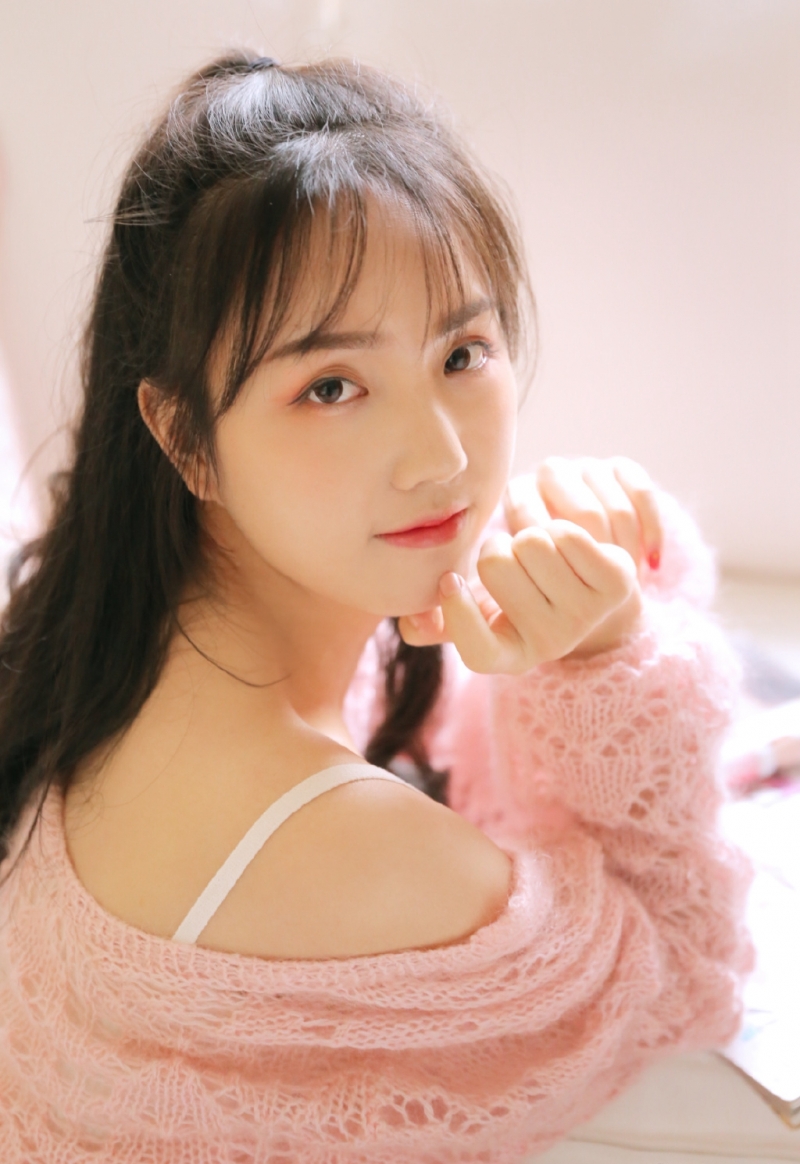 元气少女吊带香肩白丝美腿图片