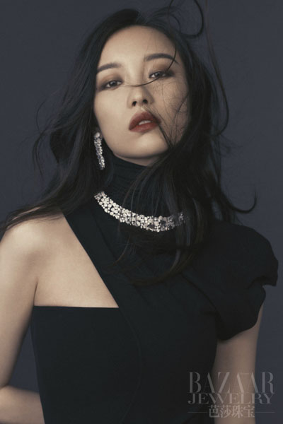 倪妮性感杂志封面写真 深V露酥胸风情万种