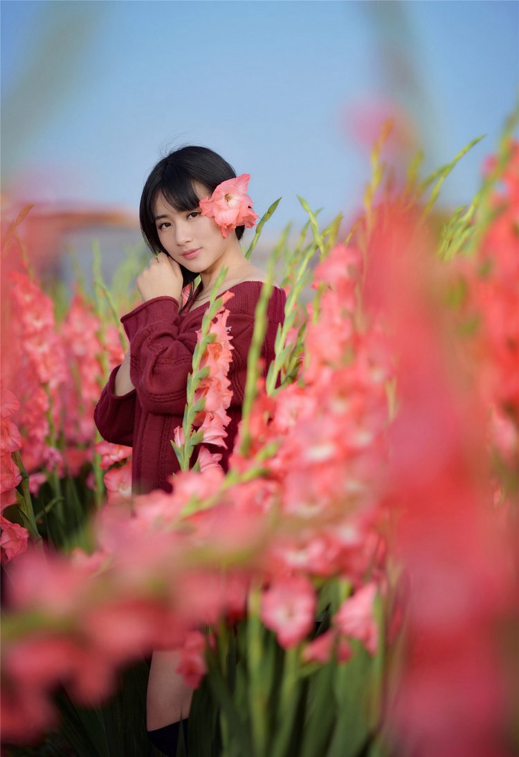 美女御姐曾妍希性感吊带裙户外写真图片