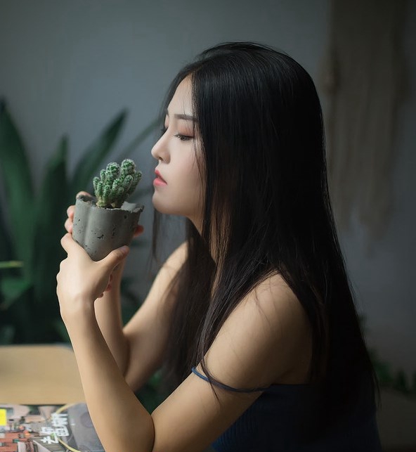 身材肉肉的白丝袜性感短发小美女