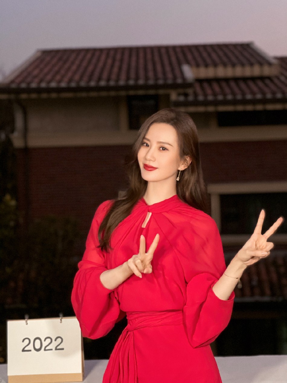 刘诗诗红色连衣裙年味十足写真