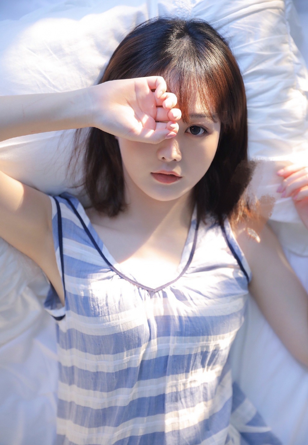 极品漂亮短发美女尤物水嫩清纯可爱床上人体艺术写真