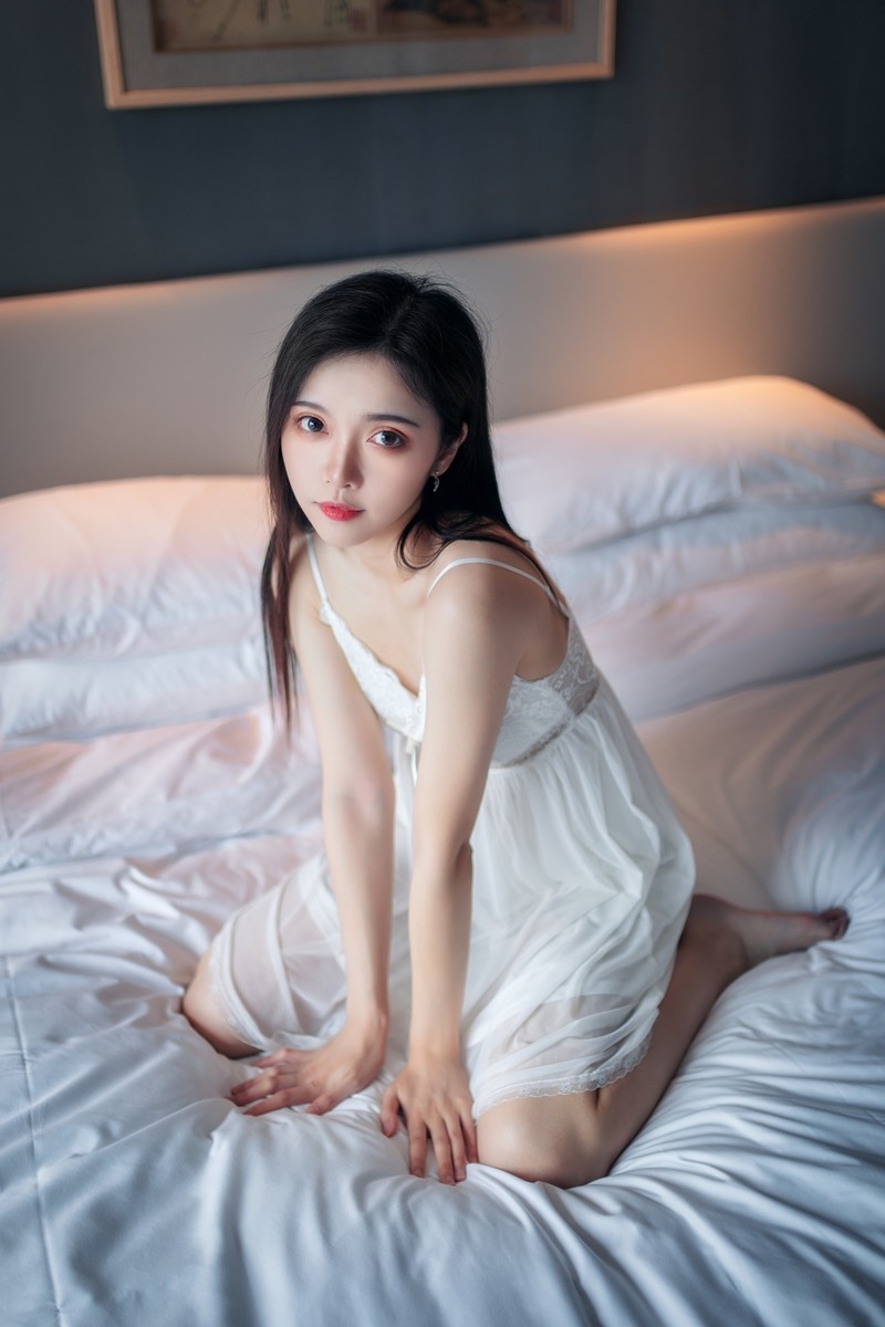 娇媚小女人床上千娇百媚私房照
