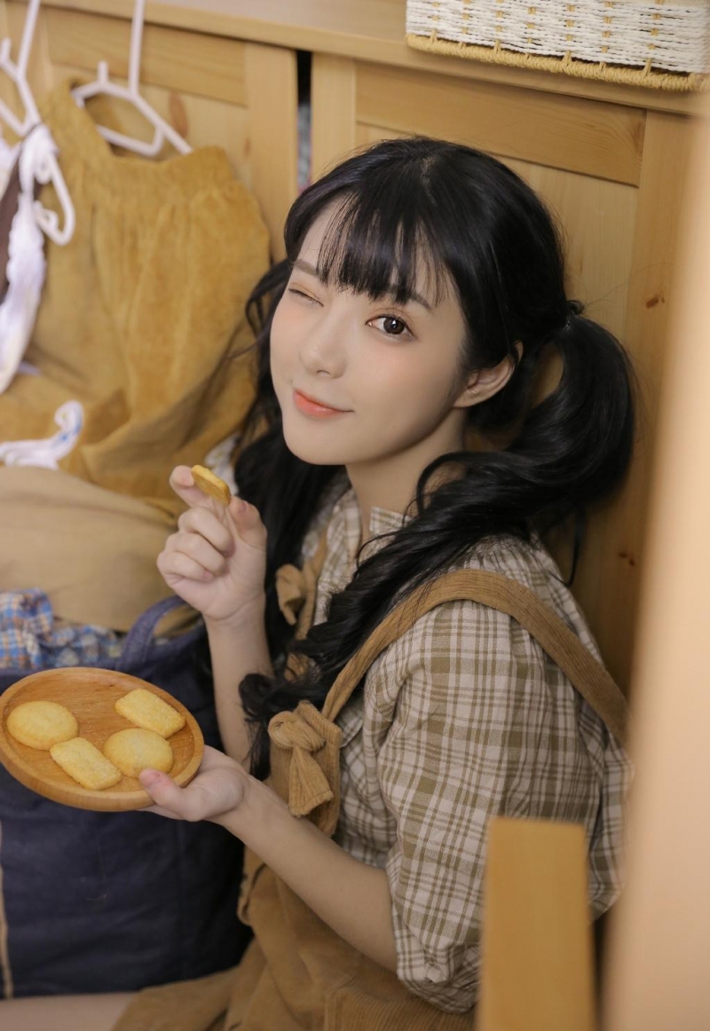 双马尾辫美女萝莉俏皮可爱写真