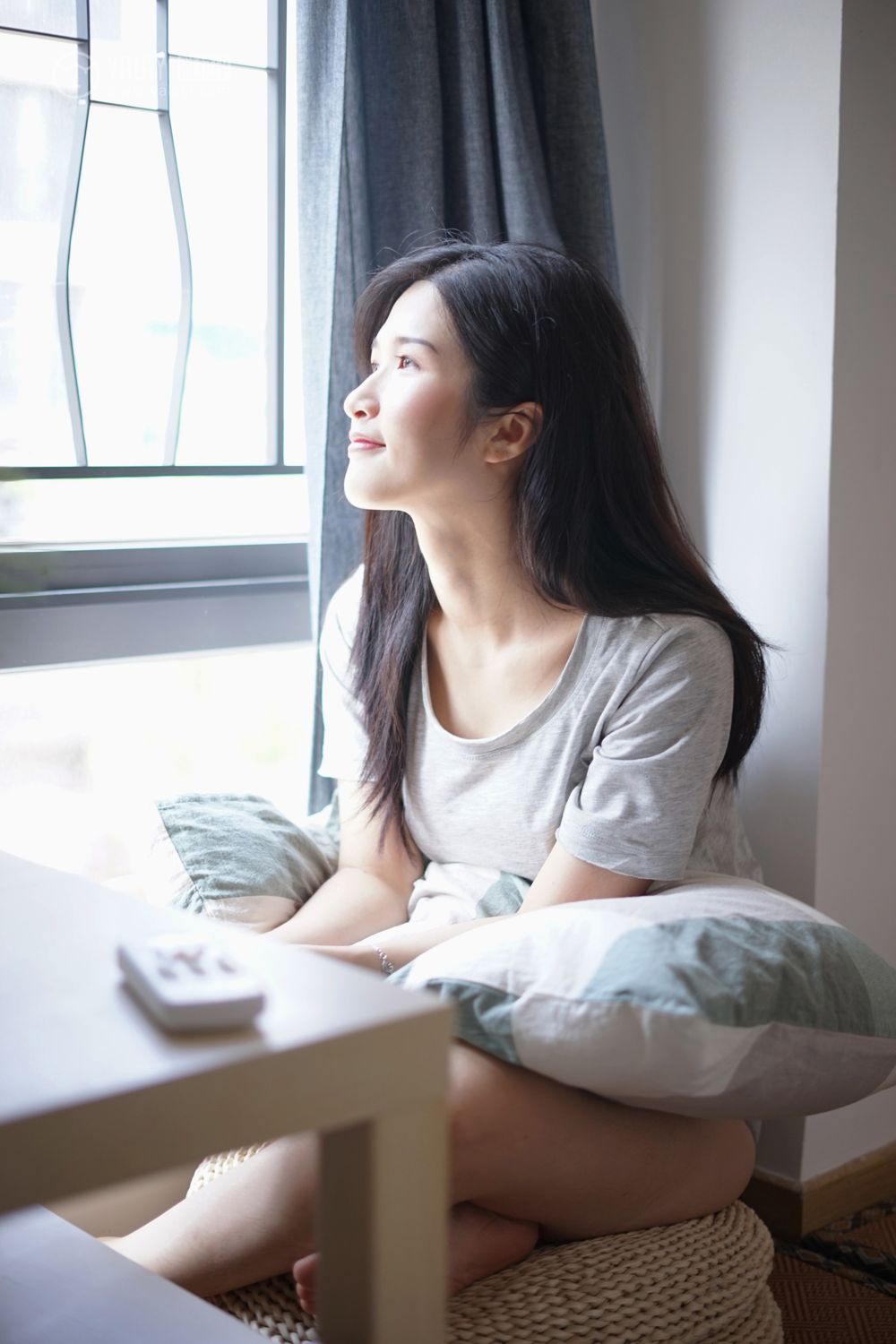 美女吊带内衣深沟美乳诱惑美臀性感写真