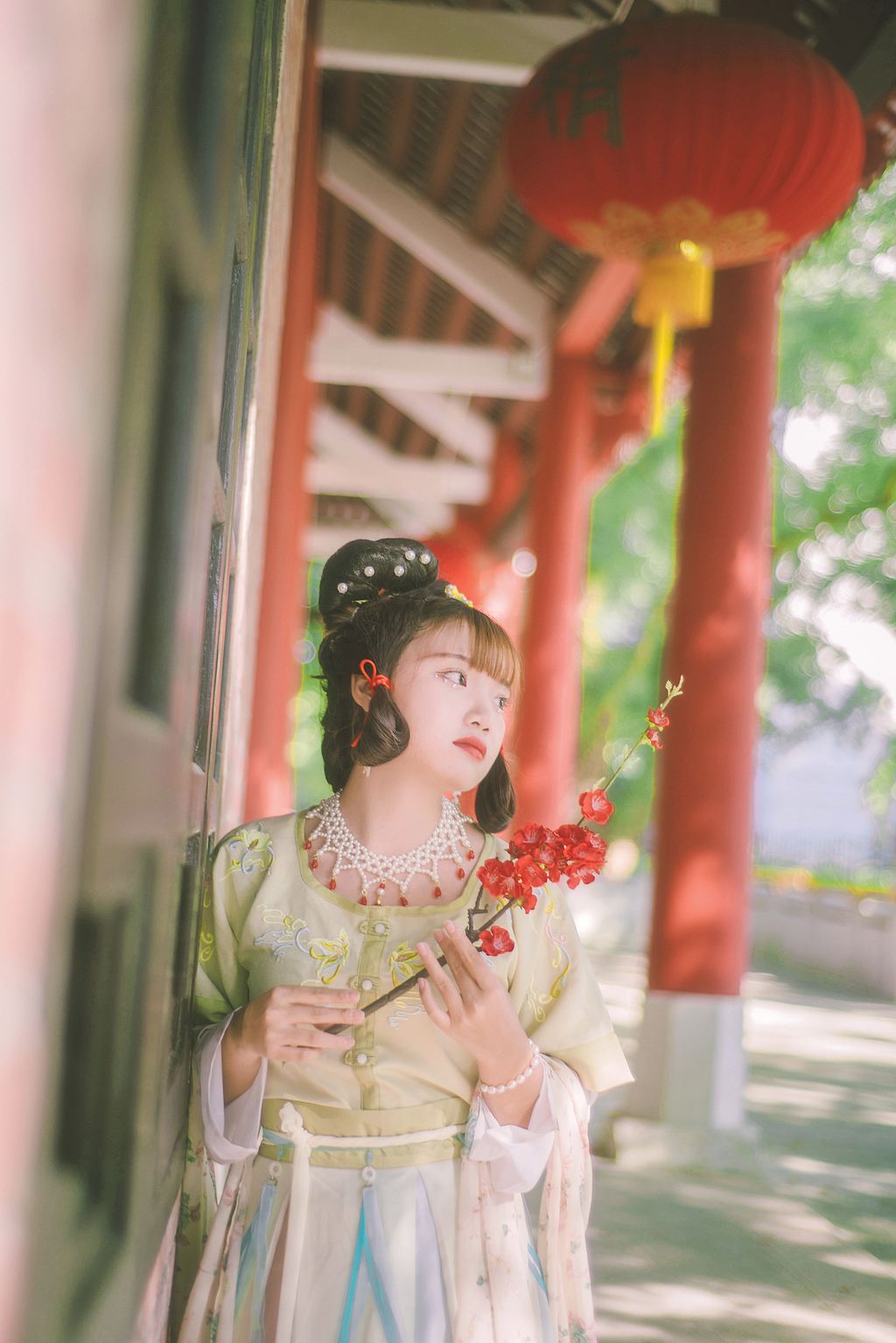 包子脸美女明艳靓丽汉服养眼古装摄影图片