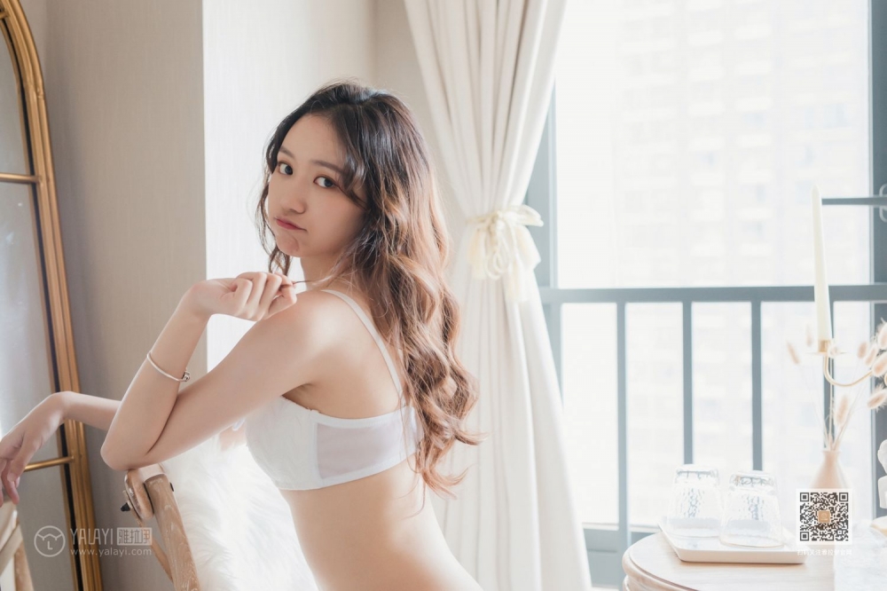 肤白貌美的大长腿妹子白色蕾丝内内午后休闲时光美女人体写真