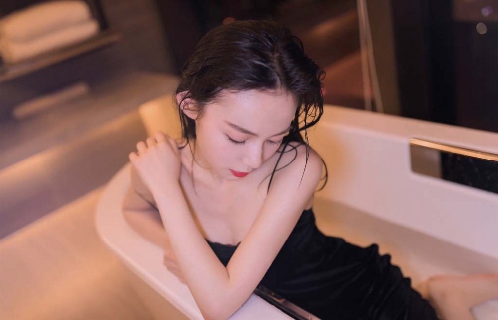 亚洲极品细腿美女丁字裤连体衣大波迷人私房照