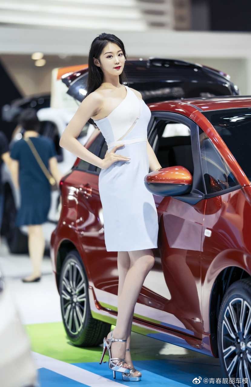 丰胸细腰的车模惹火美女辣图