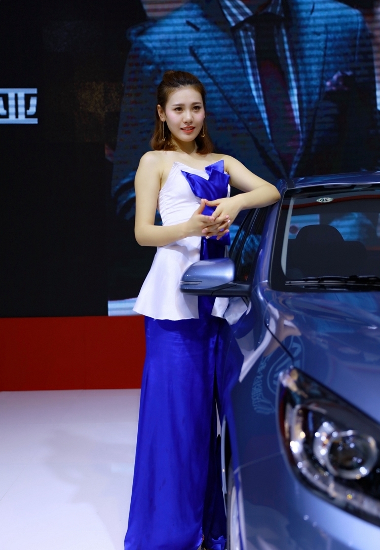 福瑞迪甜美车模现场优雅长裙香车美女图片