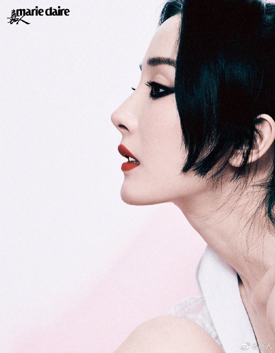 杨幂魅惑烟熏妆女人味十足写真