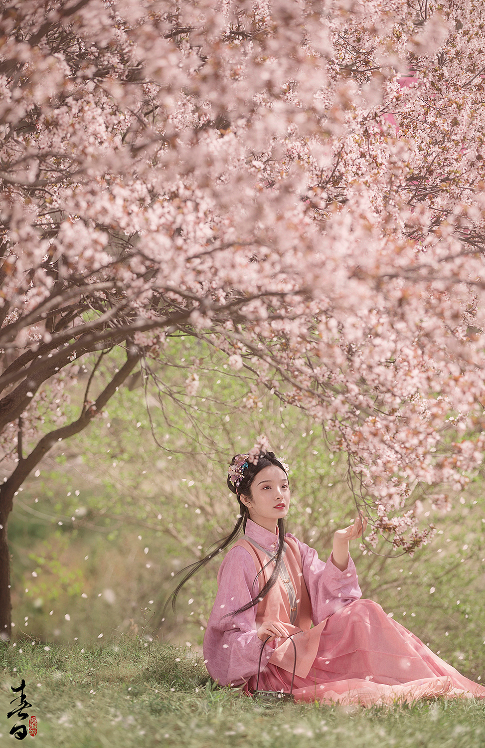 古装美女粉色汉服花园唯美图片