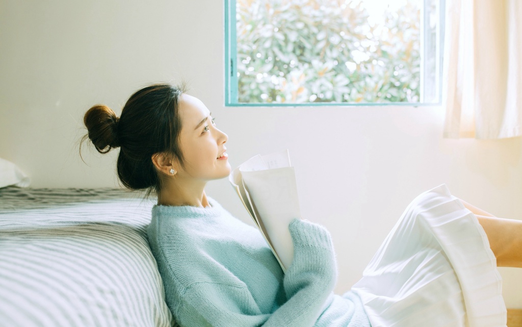 清纯女孩性感居家图片 小露酥胸秀半球