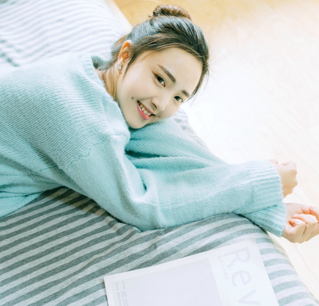清纯女孩性感居家图片 小露酥胸秀半球