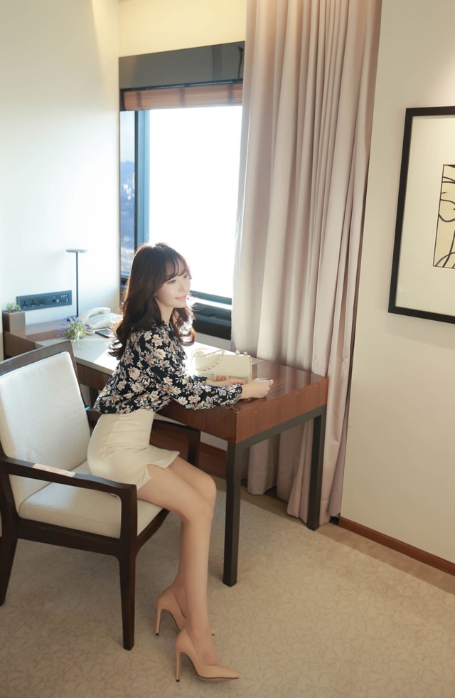 韩国气质美贵妇碎花衬衫居家写真