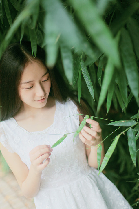 素颜中分长发清纯女孩
