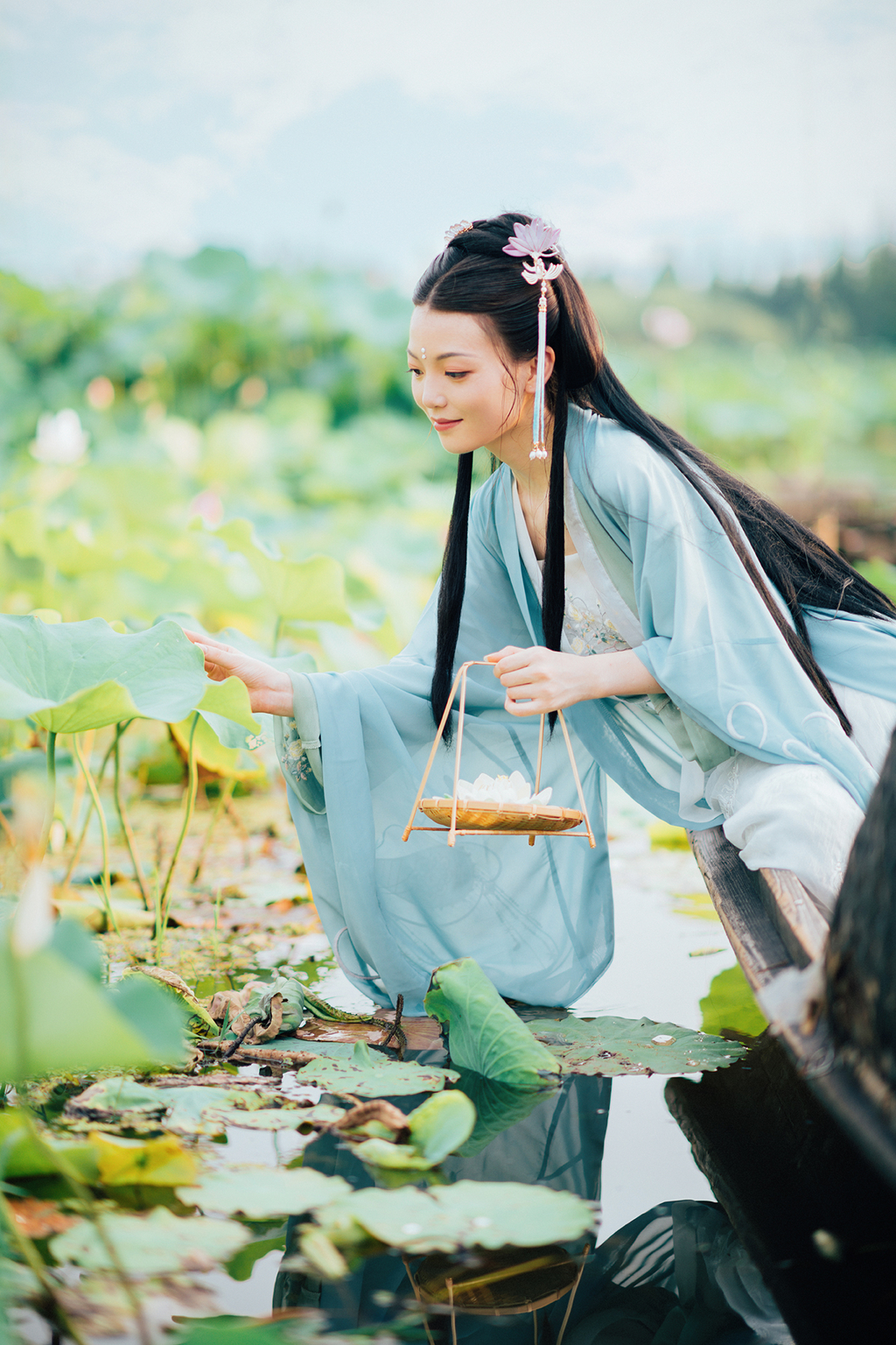 高清古装美女青衣罗裙妖娆身姿荷塘戏水唯美写真