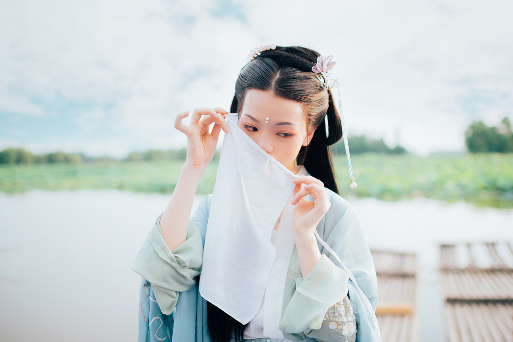 高清古装美女青衣罗裙妖娆身姿荷塘戏水唯美写真