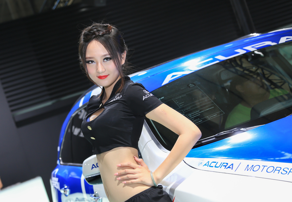 蜂腰爆乳的美女车模姿态妩媚销魂艳丽人体艺术摄影