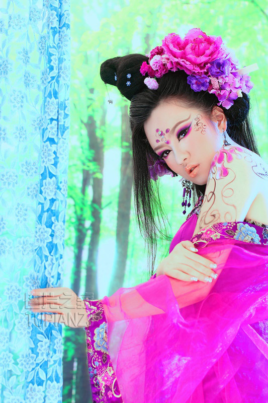 紫衣少女古装照 眼神魅惑显性感