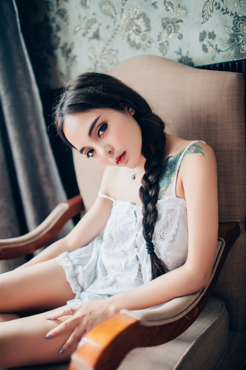 眼睛很漂亮的纹身混血美女