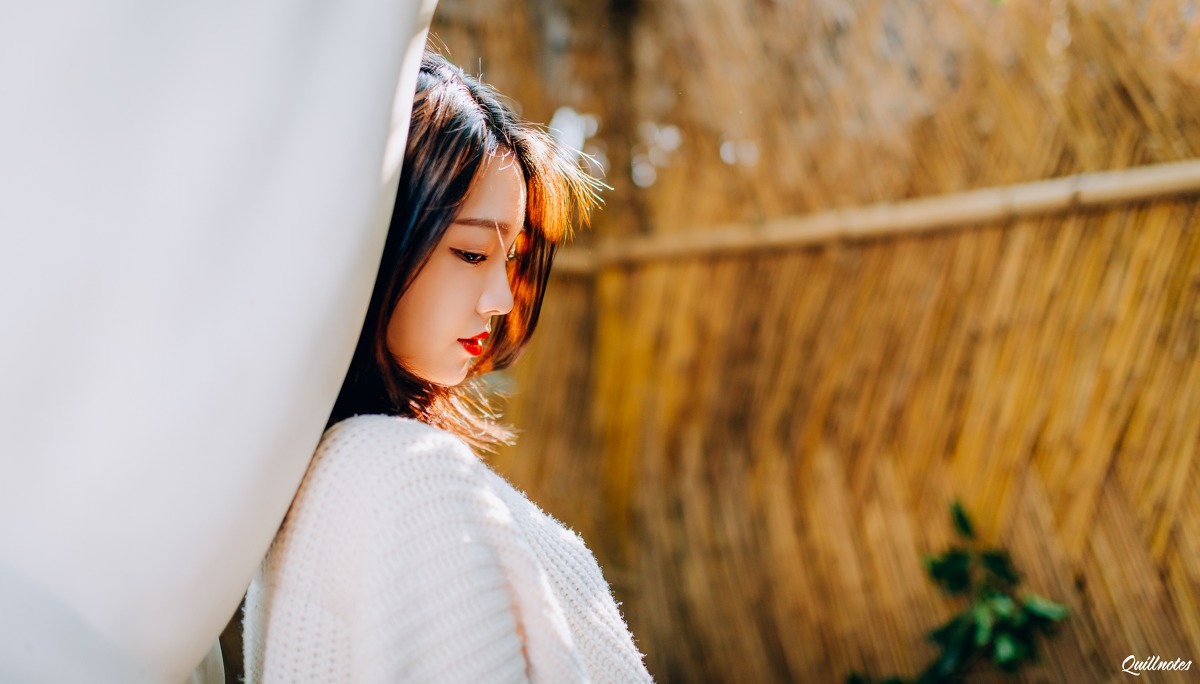 短发红唇美女