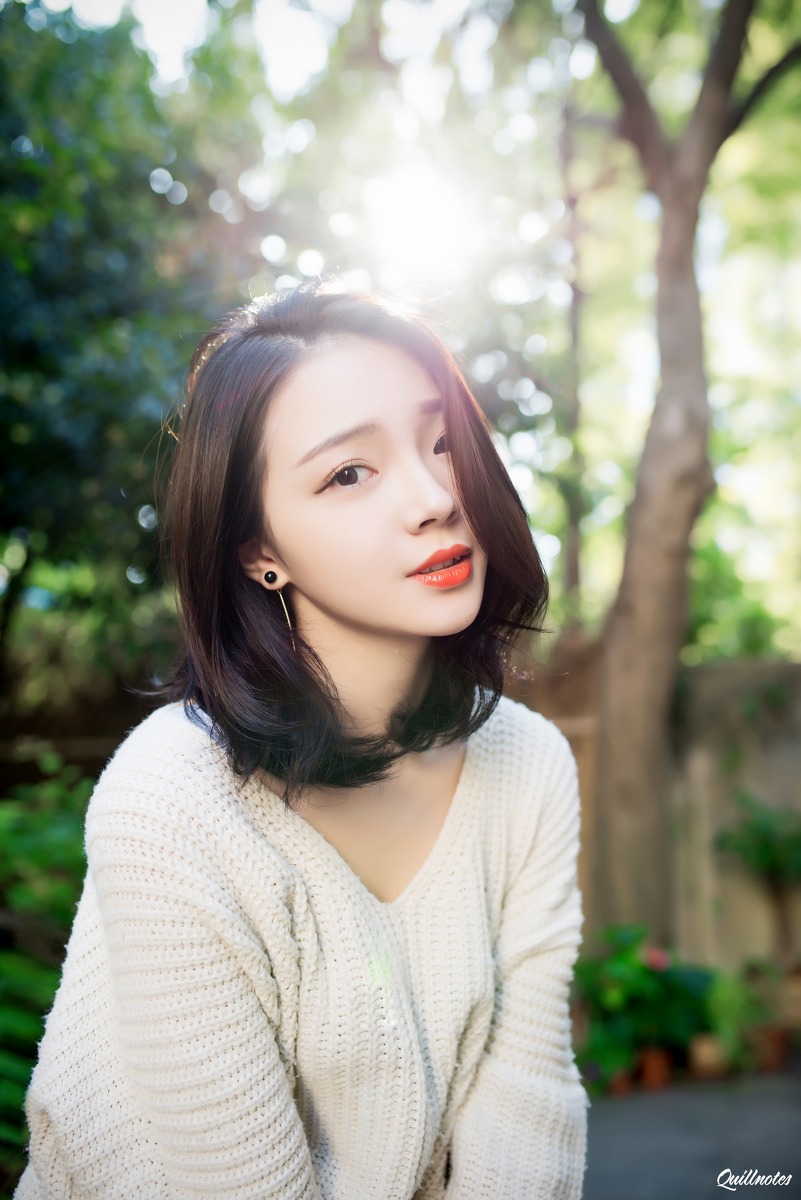 短发红唇美女