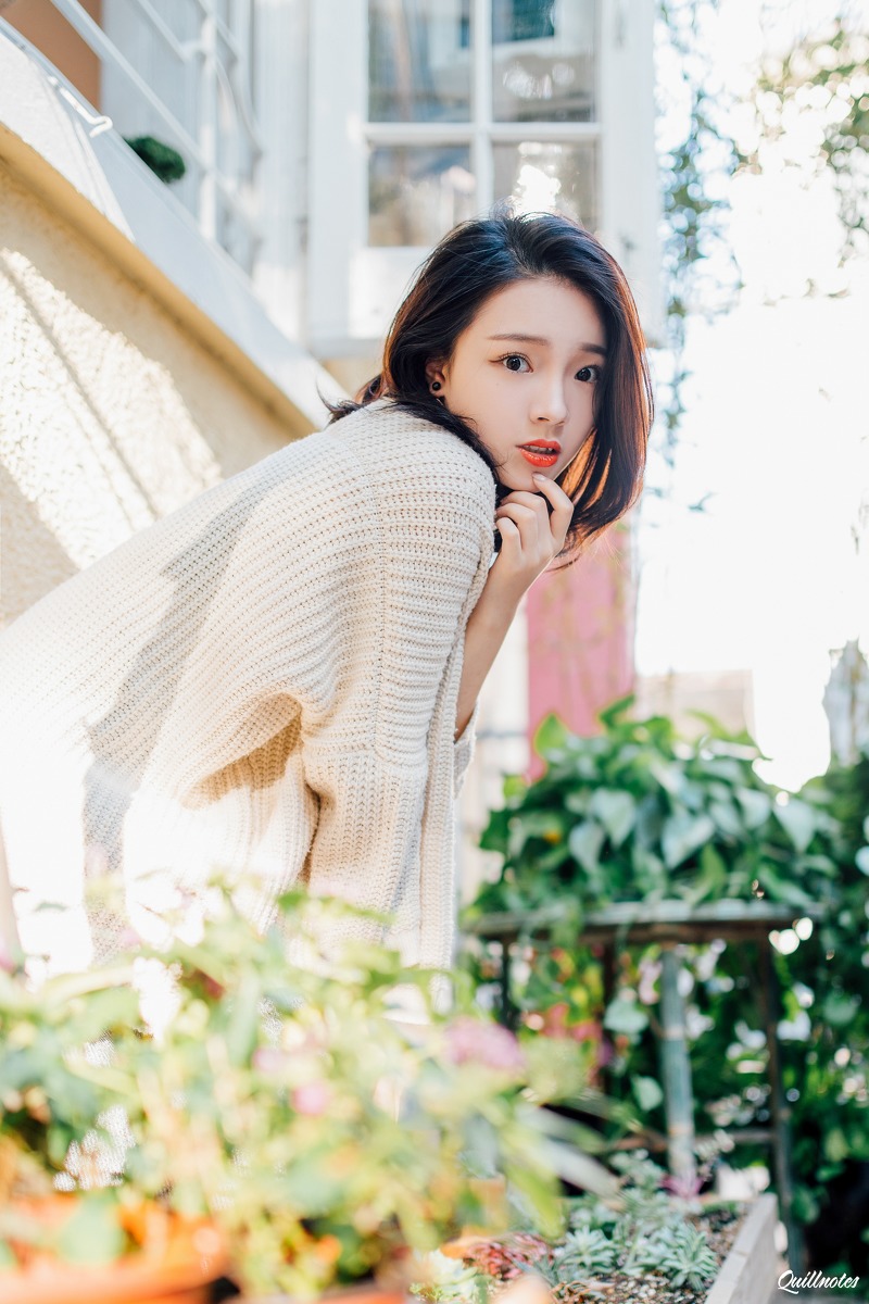 短发红唇美女