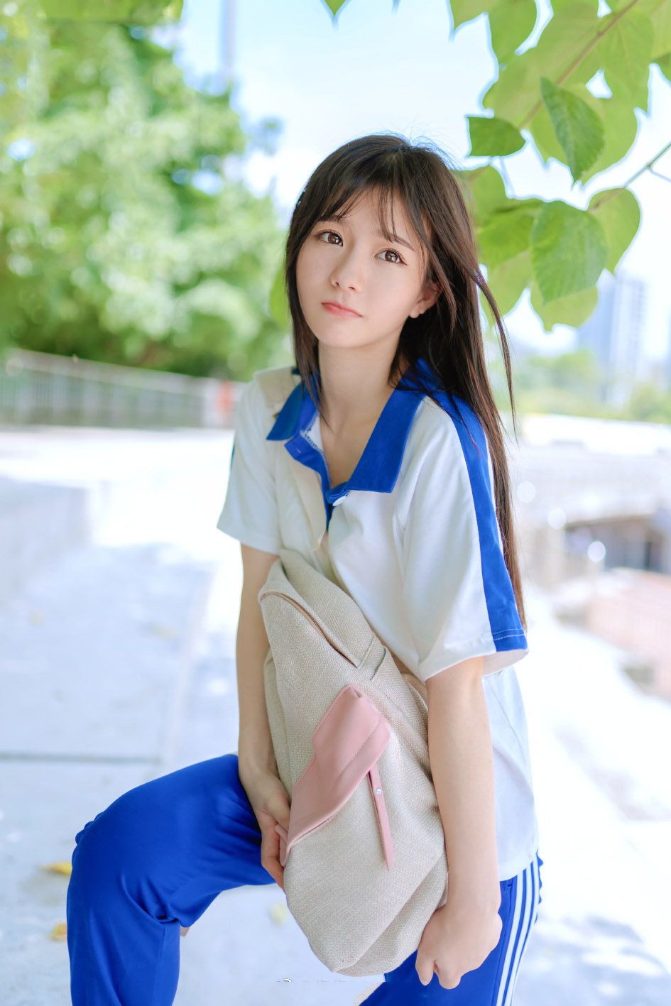 寂寞美女老板包臀丝袜长腿深沟床上诱人姿势写真