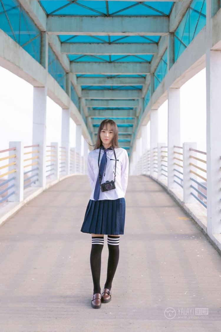 小清新美女治愈氧气黑丝美腿街拍制服写真图片