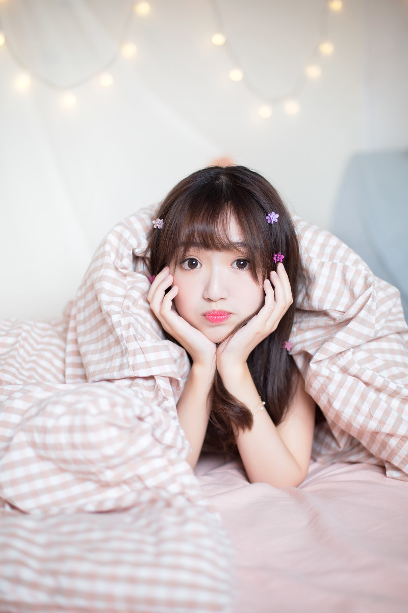 刘海美少女床上俏皮写真