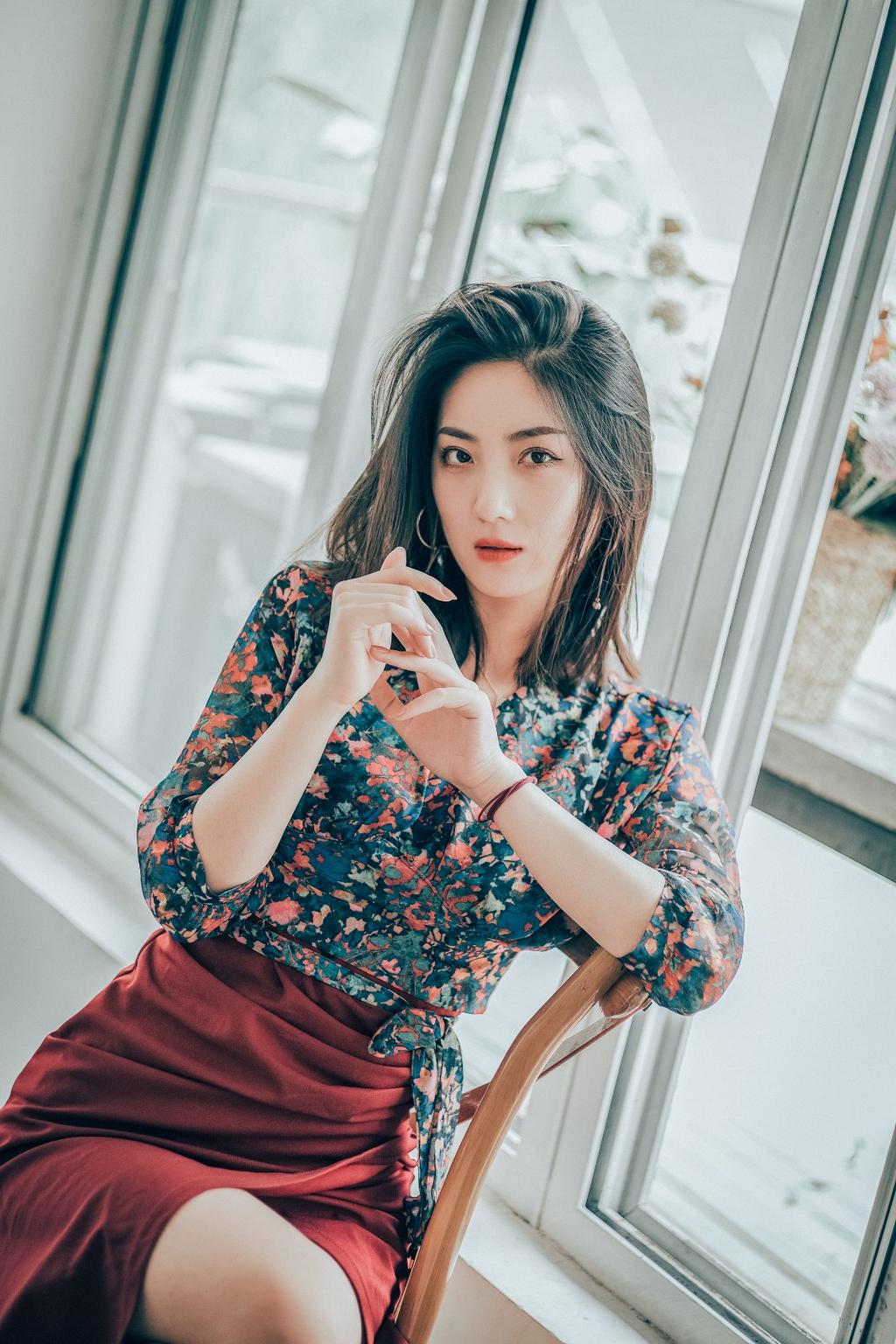 性感甜美妹子性感秀大胸
