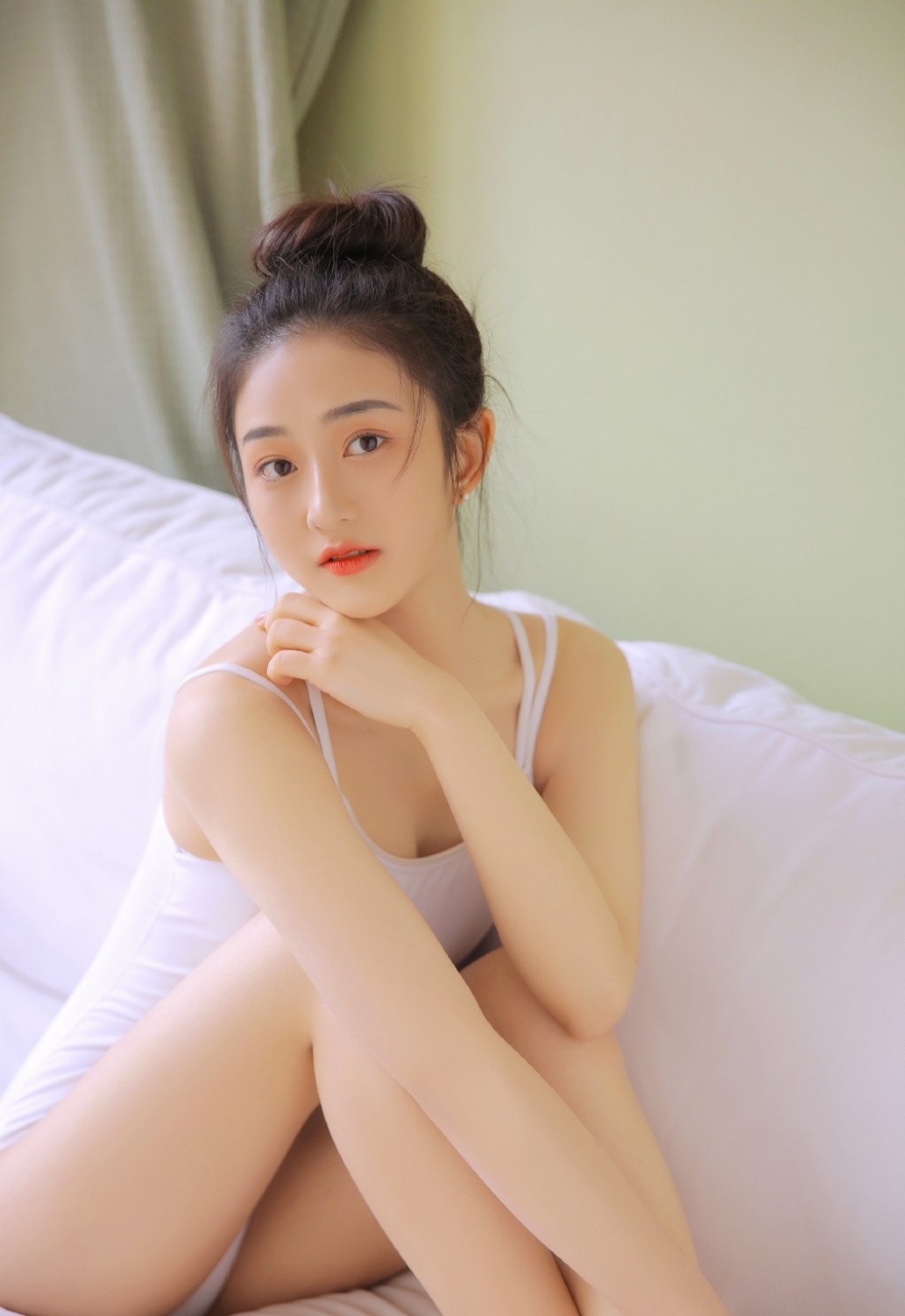 吊带连体衣美少女美腿翘臀套图