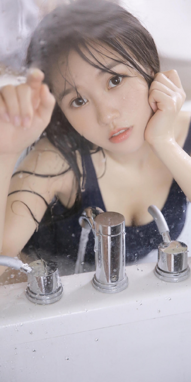 浴室美女吊带短裤湿身诱惑写真