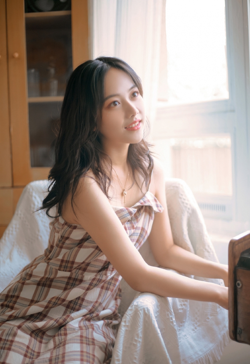漂亮美眉精致侧颜室内个人写真