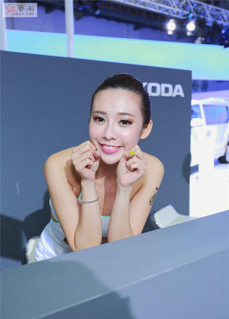 高挑精致装扮的美女车模