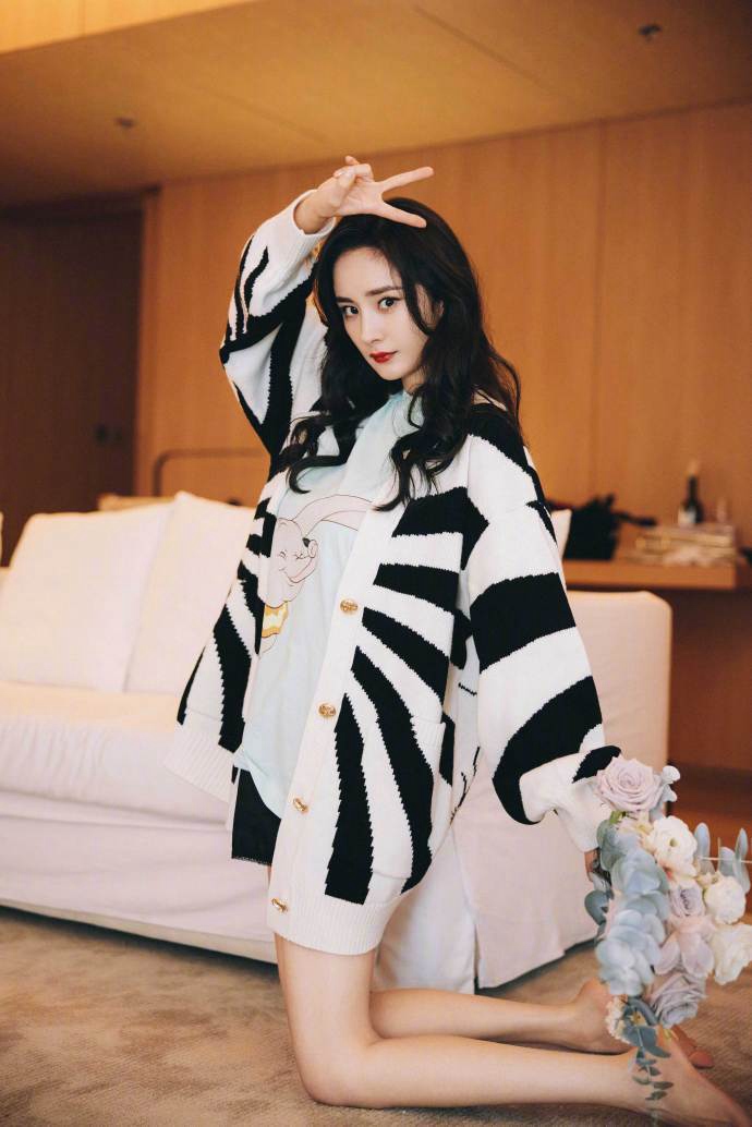 杨幂手拿花束温柔动人写真美照