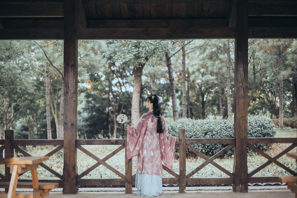 气质优雅大方的汉服女孩户外养眼古装摄影图片