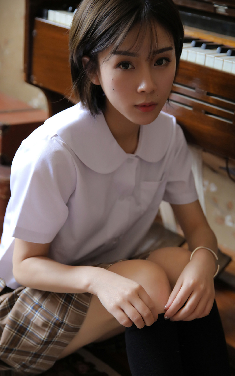丰满性感的巨乳波霸美女紧身包臀裙黑丝性感写真摄影