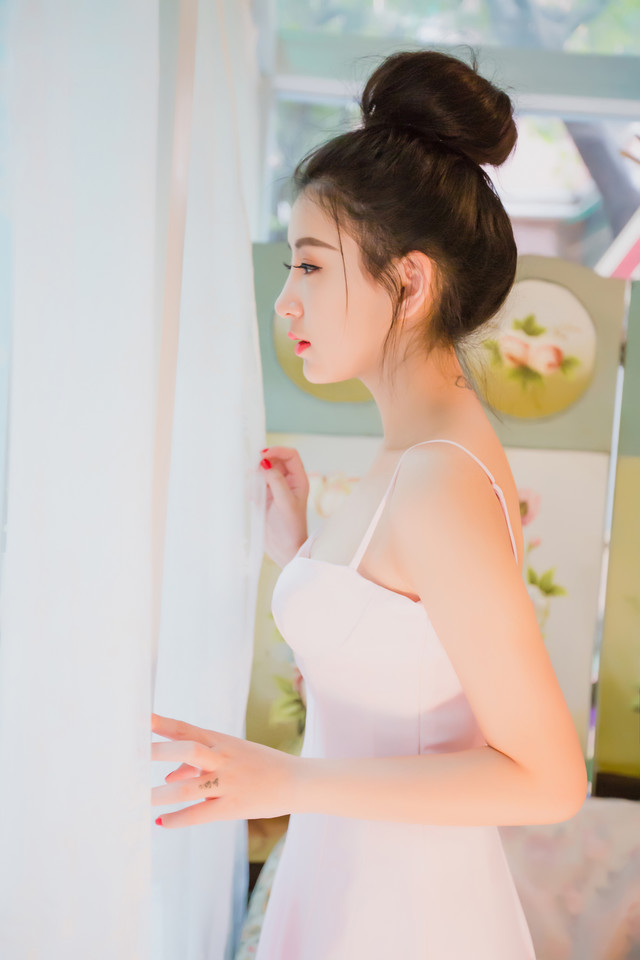 清纯脸蛋妹子吊带装胸脯微露