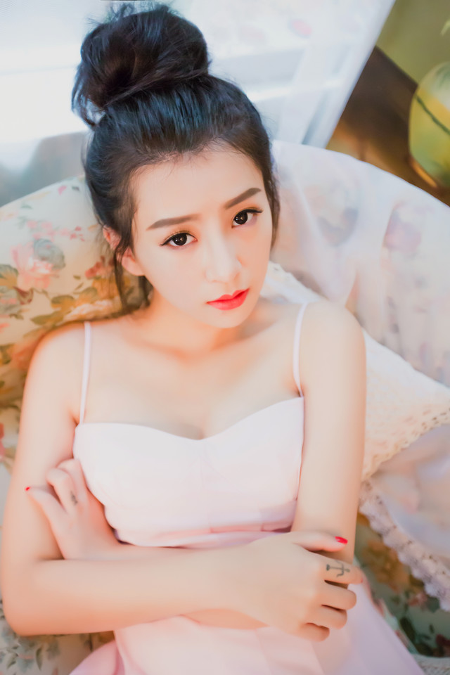 清纯脸蛋妹子吊带装胸脯微露