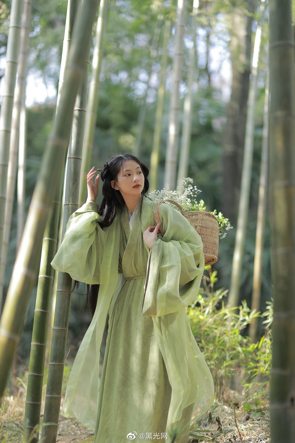 竹林中的汉服少女采摘草药图片