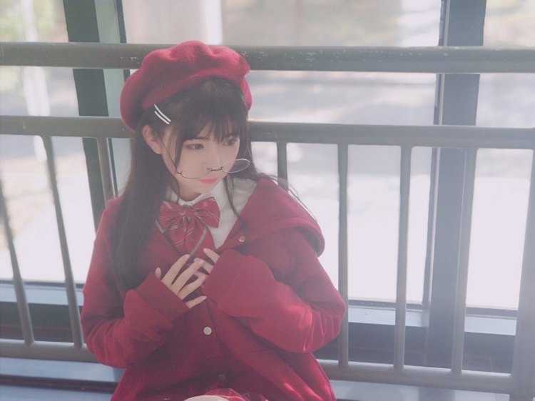 可爱梦幻美女萝莉红色制服黑丝美腿香艳朦胧诱惑写真图片