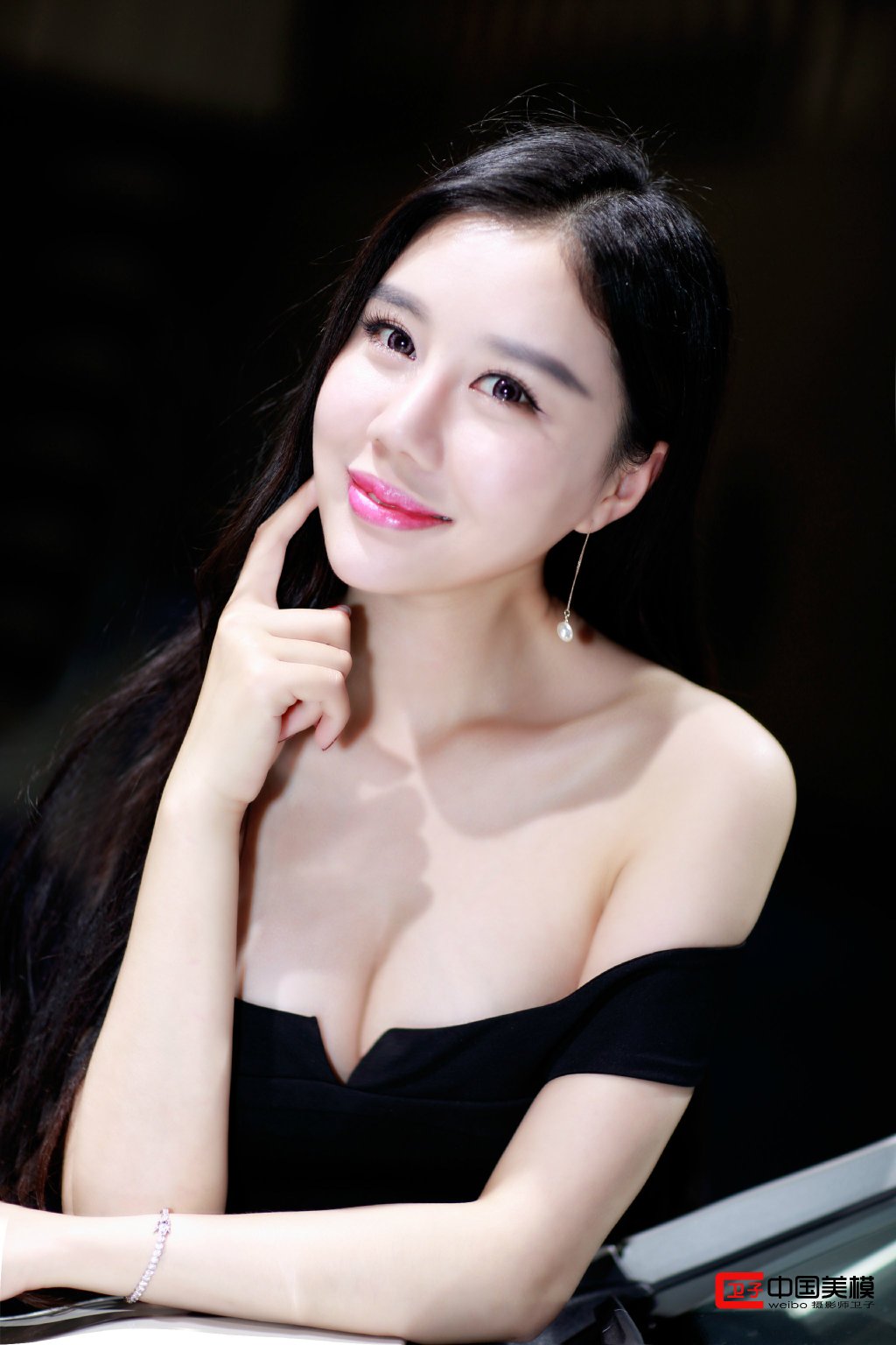 皮肤嫩白美女露香肩锁骨秀雪白胸脯