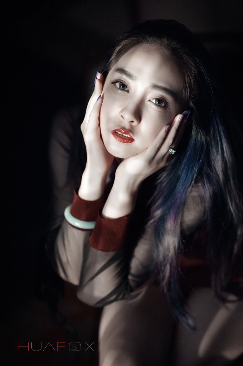 美女蕾丝内衣冷色系写真