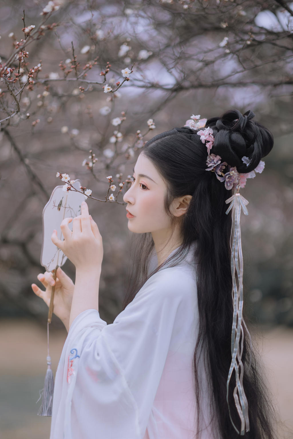 古装美女面若桃花身似扶柳图片